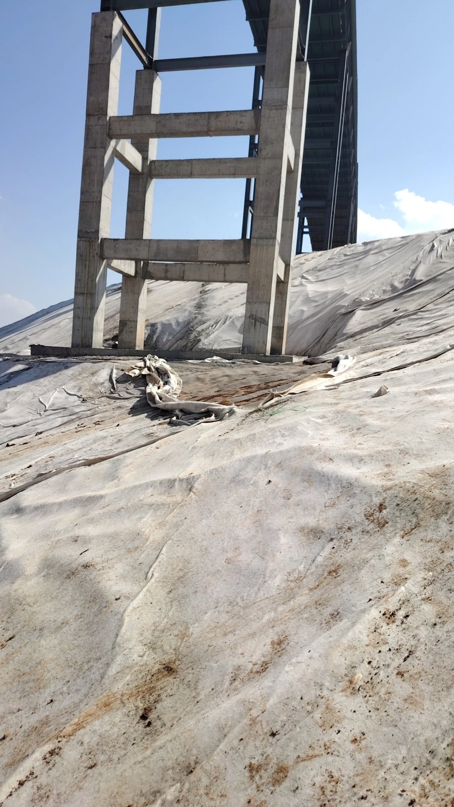 混凝土基础周边土工布坡面铺设