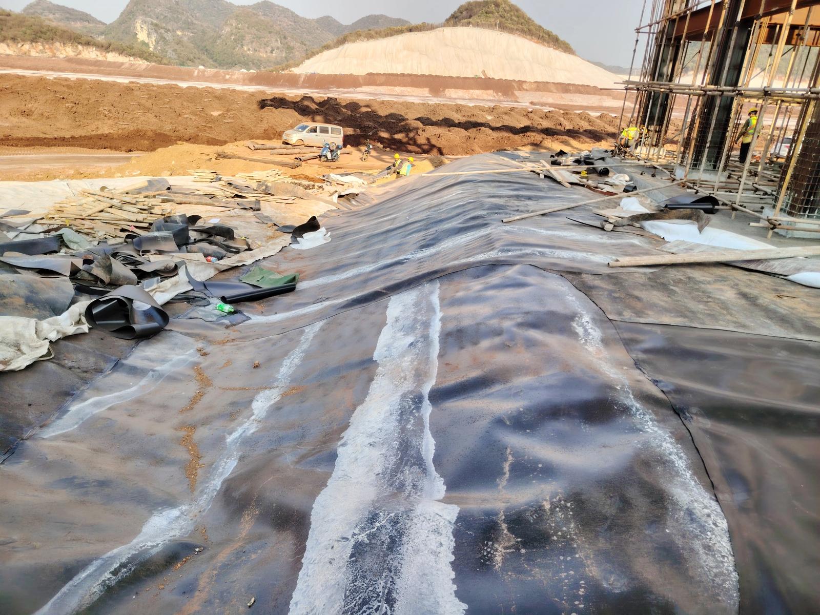 土工膜铺设与结构施工衔接