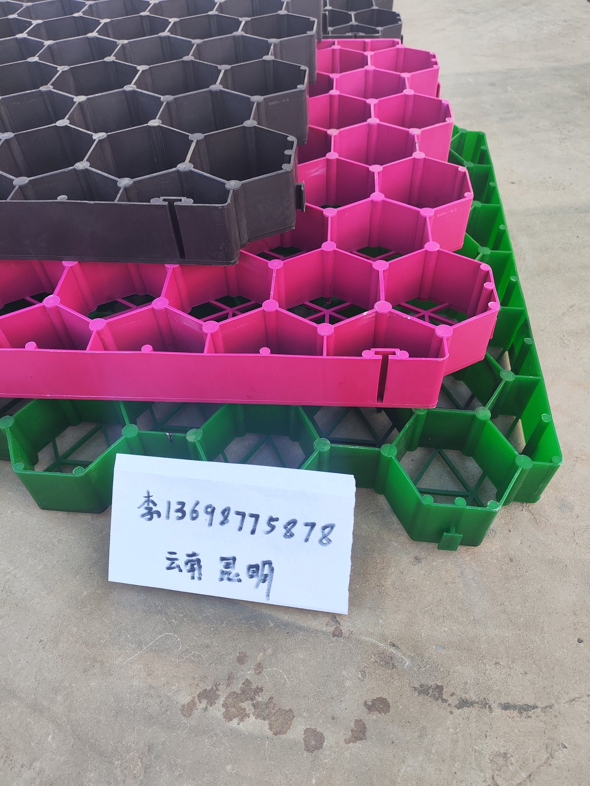 植草格多色库存堆放与格室结构展示